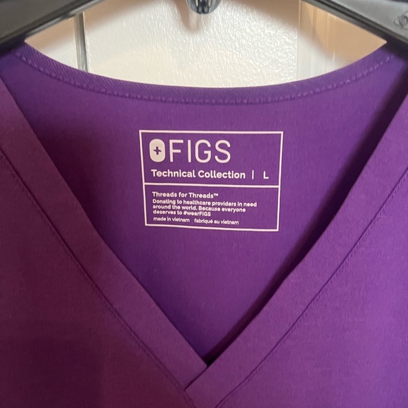 Figs ultraviolet Catarina scrub top
Size large - Picture 2 of 3